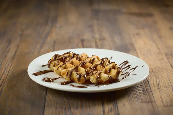 Erimiş Çikolata Sosuyla Süslenmiş Taze Pişmiş Belçika Waffle — Stok fotoğraf