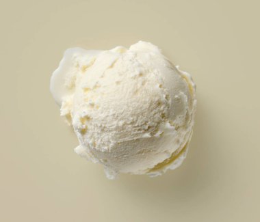 Bej arka planda izole edilmiş vanilyalı dondurma kepçesi.