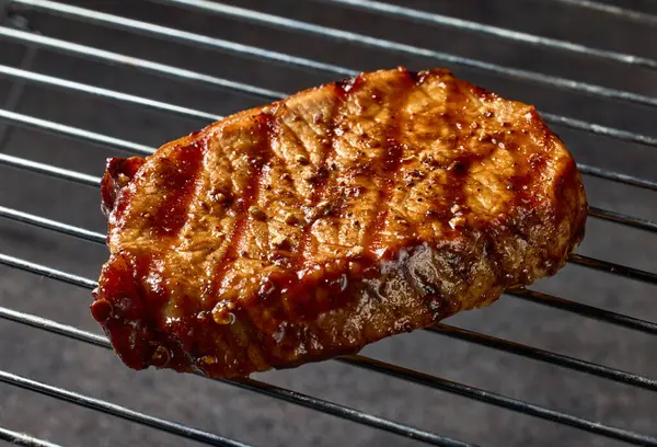 Čerstvě Grilovaný Šťavnatý Steak Detailní Černém Pozadí — Stock fotografie