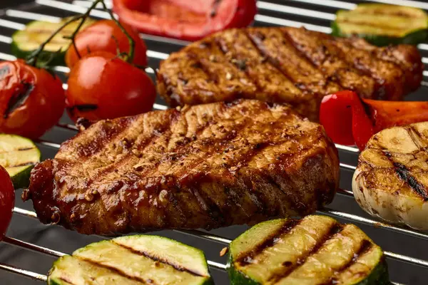 Frisch Gegrillte Steaks Und Gemüse Stockbild