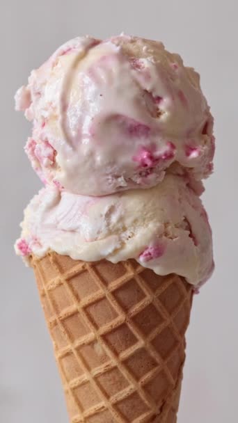 Zblízka Kužel Zmrzliny Nad Světlým Pozadím Otáčela Růžová Zmrzlina Vaflovacím — Stock video