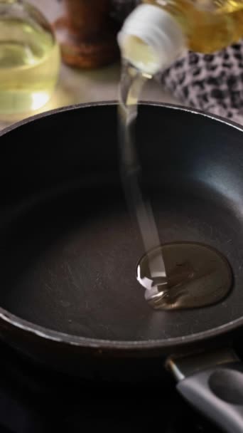 滴在厨房热锅上的油 — 图库视频影像