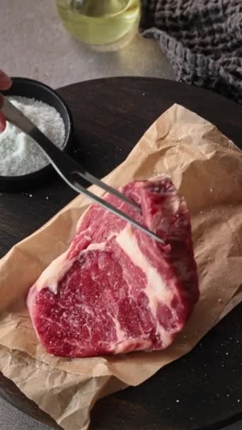 Chef Taburan Garam Pada Daging Mentah Segar Steak Dapur Close — Stok Video