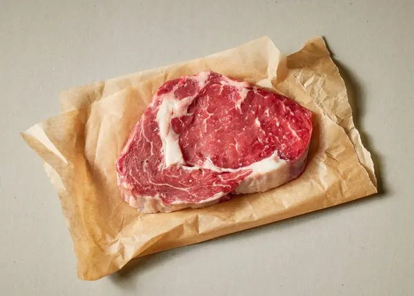 碎包装纸上新鲜的生牛肉牛排肉 顶部视图 图库图片