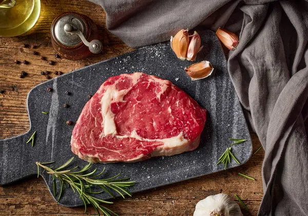 Vers Rauw Rundvlees Vlees Houten Keukentafel Bovenaanzicht Rechtenvrije Stockfoto's