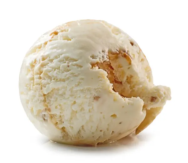 白い背景で隔離されたメープル シロップおよびクルミのアイスクリームのスクープ ストック画像