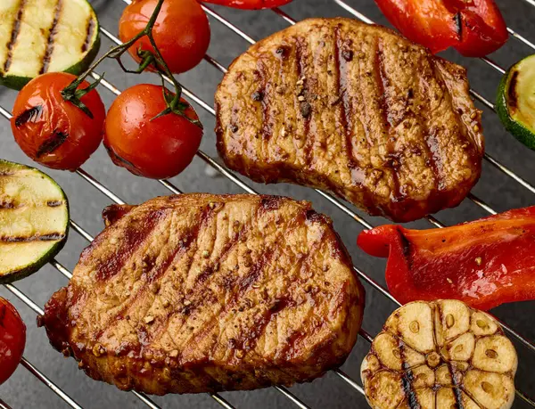 Frisch Gegrillte Steaks Und Gemüse Nahaufnahme lizenzfreie Stockbilder