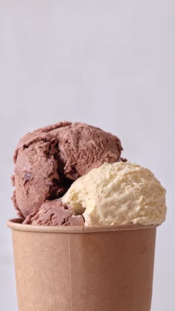 Çikolata Vanilyalı Dondurma Kepçeleri Arka Planda Dönen Bardakları Alıp Götürüyor — Stok video