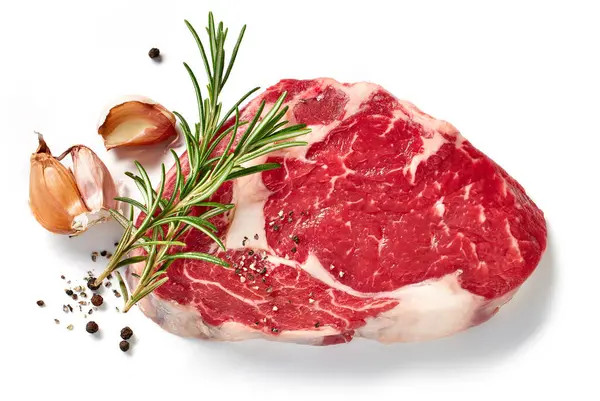 Vers Rauw Rundvlees Steak Vlees Met Specerijen Geïsoleerd Witte Achtergrond Stockafbeelding