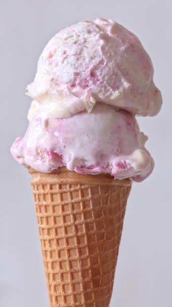 Înghețată Con Close Cupa Roz Icecream Din Conul Vafe Rotit — Videoclip de stoc