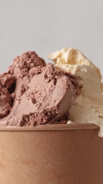 Zblízka Rotační Vanilkové Čokoládové Příchuti Zmrzliny Hnědém Papíru Odnést Šálek — Stock video