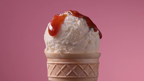 Vanilyalı Dondurma Kepçesinde Akan Karamel Sosu Waffle Külahında — Stok video