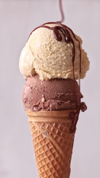 Čokoládová Omáčka Tekoucí Rotujících Vanilkových Čokoládových Kuličkách Zmrzlinou Vaflovém Kornoutu — Stock video