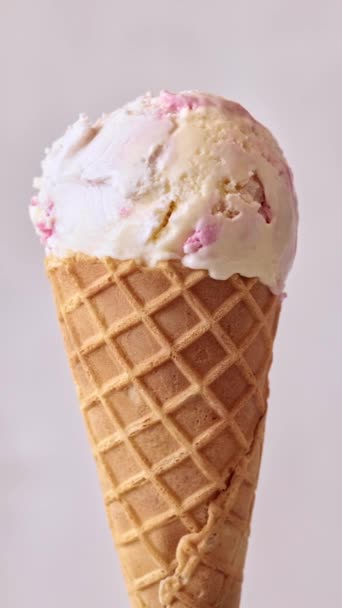 Dondurma Külahı Yakın Plan Pembe Icecream Kepçesi Açık Arkaplanda Döndürülmüş — Stok video