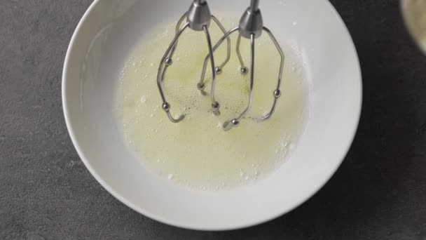 厨师在碗里的生蛋白中加入糖粉 上视图 食品的近距离调查 — 图库视频影像