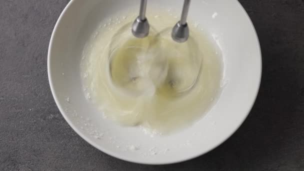 厨师用白砂糖和搅拌器搅拌生蛋白和白砂糖 上视图 食品的近距离调查 — 图库视频影像