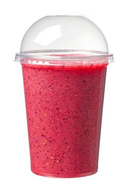 Beyaz arka planda izole edilmiş muz ahududu ve yaban mersini smoothie bardağı