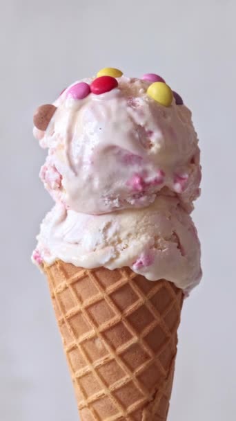 Molho Caramelo Fluindo Cone Sorvete Close Pink Icecream Colher Cone — Vídeo de Stock