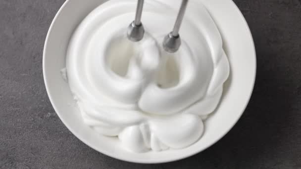 Σεφ Ανακατεύει Ωμά Ασπράδια Αυγών Άχνη Ζάχαρη Ένα Λευκό Μπολ — Αρχείο Βίντεο