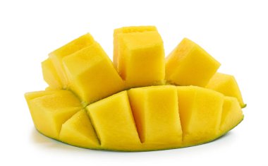 Beyaz arka planda izole edilmiş taze sulu mango.