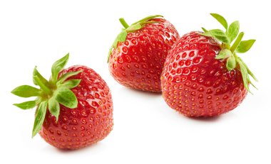 Beyaz arka planda izole edilmiş taze kırmızı çilekler.