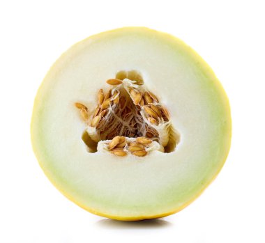 Taze sulu kavunun yarısı beyaz arka planda izole.