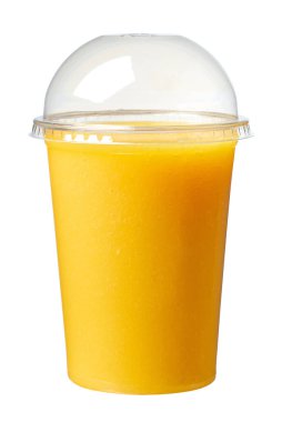 Beyaz arka planda izole edilmiş paket servis bardağındaki sarı smoothie