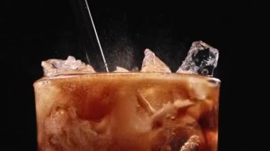 Buzlu kola bardağını doldurmaya yakın. Buzlu buzlu gazoz. Lezzetli bir kola..