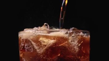 Buzlu kola bardağını doldurmaya yakın. Buzlu buzlu gazoz. Lezzetli bir kola..
