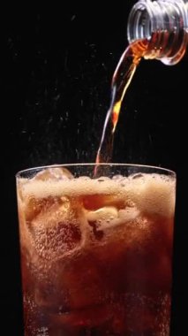 Buzlu kola bardağını doldurmaya yakın. Buzlu buzlu gazoz. Lezzetli bir kola..