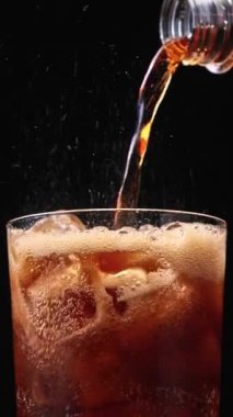 Buzlu kola bardağını doldurmaya yakın. Buzlu buzlu gazoz. Lezzetli bir içecek, yakınlaştır.