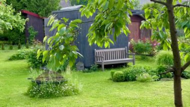 Yaz günü çiçek tarhlı güzel yeşil bir bahçe manzarası