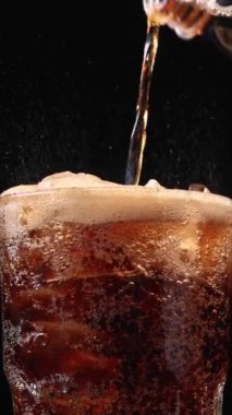 Buzlu kola bardağını doldurmaya yakın. Buzlu buzlu gazoz. Lezzetli bir kola..