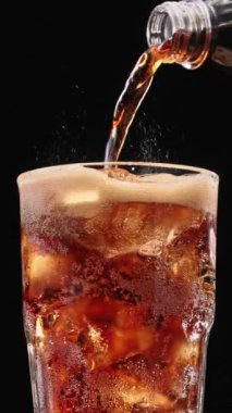 Buzlu kola bardağını doldurmaya yakın. Buzlu buzlu gazoz. Lezzetli bir kola..