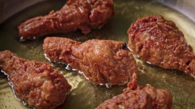 Tavuk budu kızgın yağda kızartılır. Lezzetli bir aperatif hazırlama süreci, yiyeceklere yakın çekim.