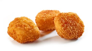 Kızarmış balık fileto külçeleri beyaz arka planda izole edilmiş.