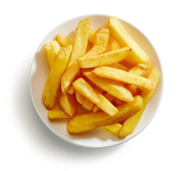 Beyaz arka planda patates kızartması tabağı.