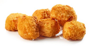 Kızarmış balık fileto külçeleri beyaz arka planda izole edilmiş.