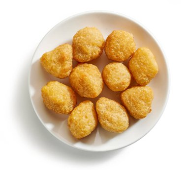 Beyaz arka planda izole edilmiş kırmızı biberli peynirli nugget tabağı.
