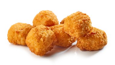 Kızarmış balık fileto külçeleri beyaz arka planda izole edilmiş.