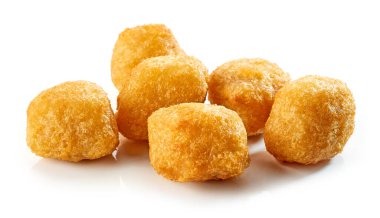 Kızarmış acılı peynirli nuggetlar beyaz arka planda izole edilmiş.