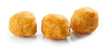 Kızarmış acılı peynirli nuggetlar beyaz arka planda izole edilmiş.