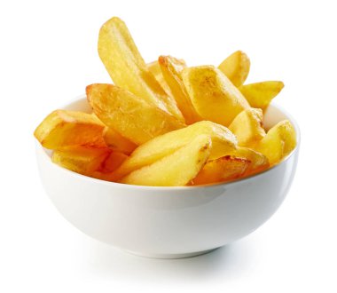 Beyaz arka planda bir kase kızarmış patates. 