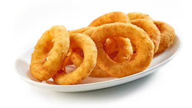 Beyaz zemin üzerinde izole edilmiş kızarmış soğan halkaları tabağı