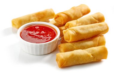 Kızarmış springrolls ve kırmızı biber sosu beyaz arka planda izole edilmiş.