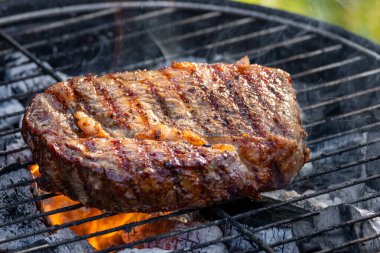 Taze ızgara kömür bifteği.