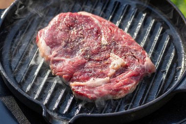 Biberli taze biftek ve ızgara tava.