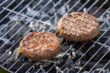 Kömür ızgarasında ızgara hamburger köfteleri, seçici odaklanma