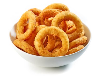 Beyaz arka planda izole edilmiş bir kase kızarmış soğan halkası.