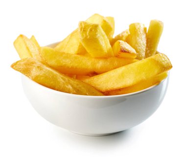 Beyaz arka planda bir kase kızarmış patates. 